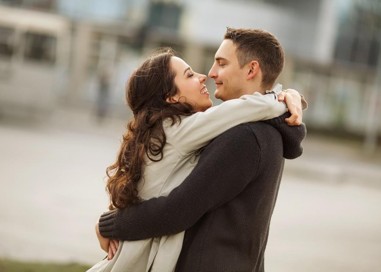 Mơ người yêu ôm mình vui vẻ cho thấy sự hạnh phúc trong mối quan hệ