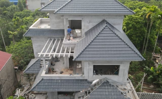 Tùy thuộc vào bối cảnh mà ý nghĩa mơ thấy lợp mái nhà sẽ khác nhau