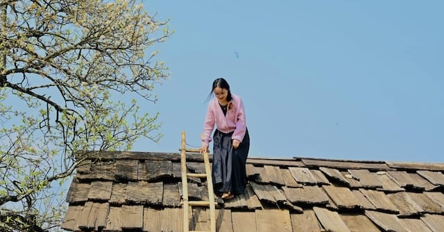 Tổng quan điềm báo mơ leo lên nóc nhà