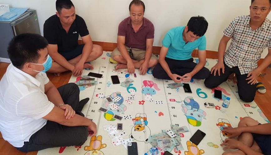 Những con lô đẹp nên chốt khi mơ thấy đánh bài bị công an bắt
