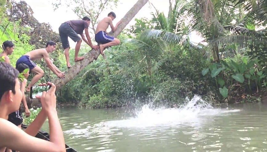 Giải mã giấc mơ thấy người khác tắm sông