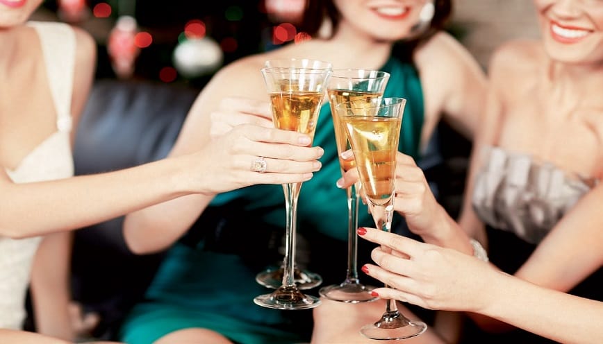 Luận giải điềm báo may rủi từ giấc mơ thấy ăn tiệc chi tiết