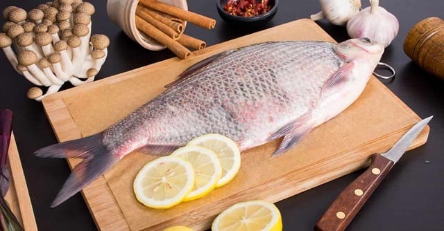 Mơ ăn cá bị ôi thiu