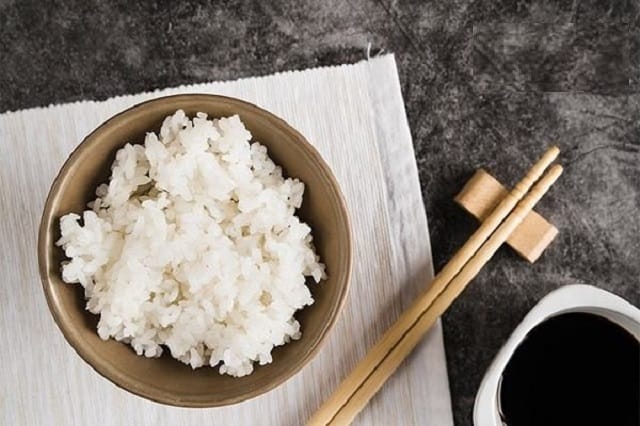 Mơ thấy ăn cơm ở chùa có sao không?