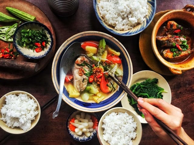 Mơ thấy ăn cơm với cá