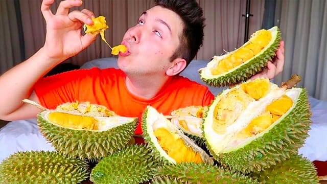 Mơ thấy ăn sầu riêng một mình