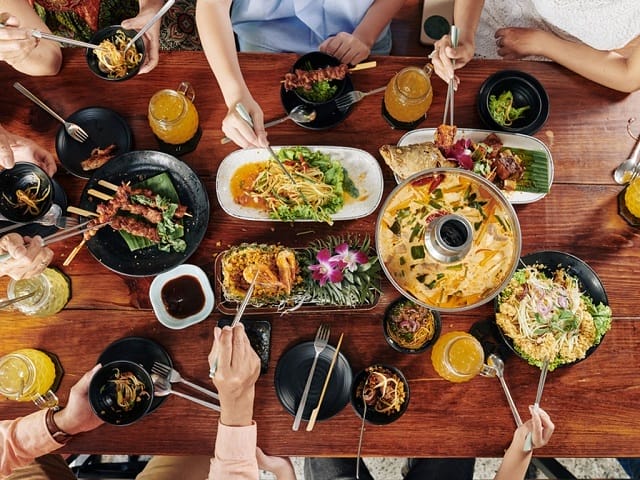 Mơ thấy ăn tiệc trong không khí vui vẻ