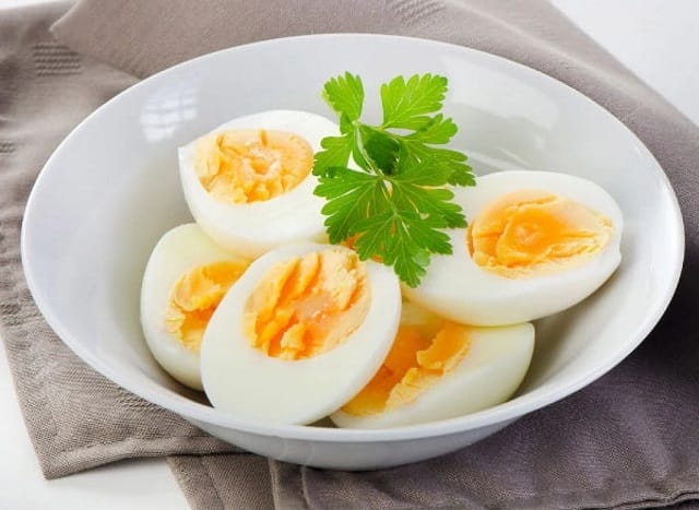 Mơ thấy ăn trứng gà điềm gì?