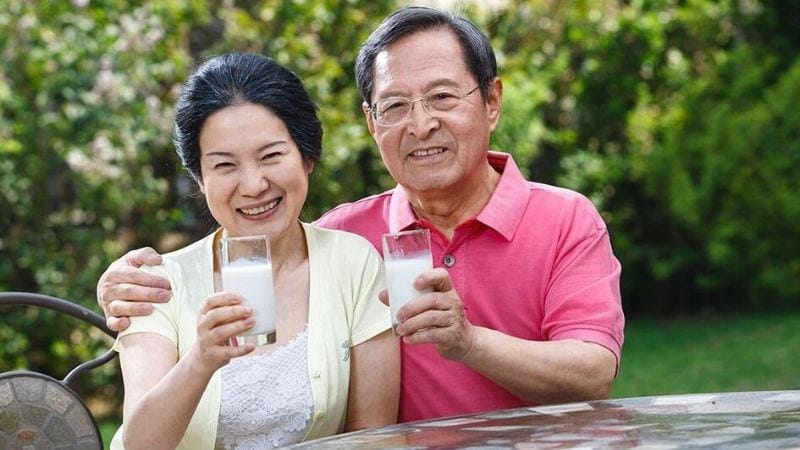 Mộng uống sữa với ai đó ngụ ý về sự kết nối