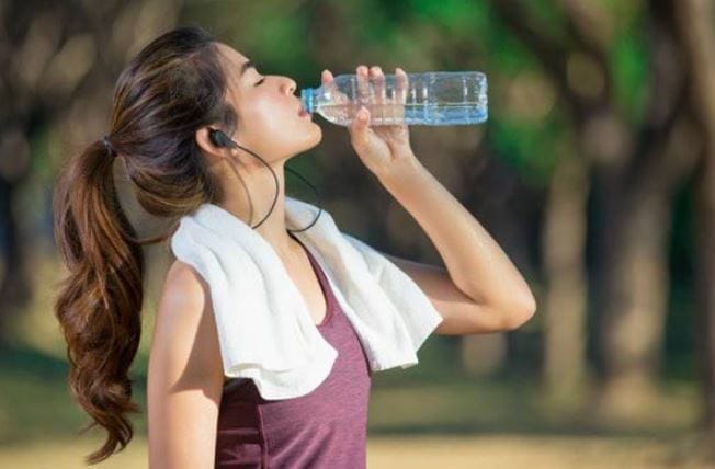 Những điềm báo ẩn chứa trong giấc mơ thấy uống nước