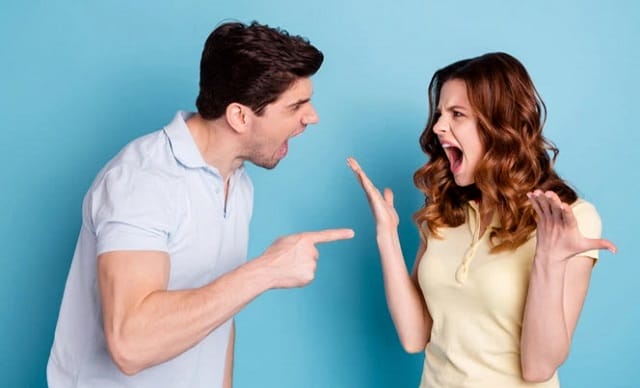 Mơ cãi nhau với người thân đánh con gì?