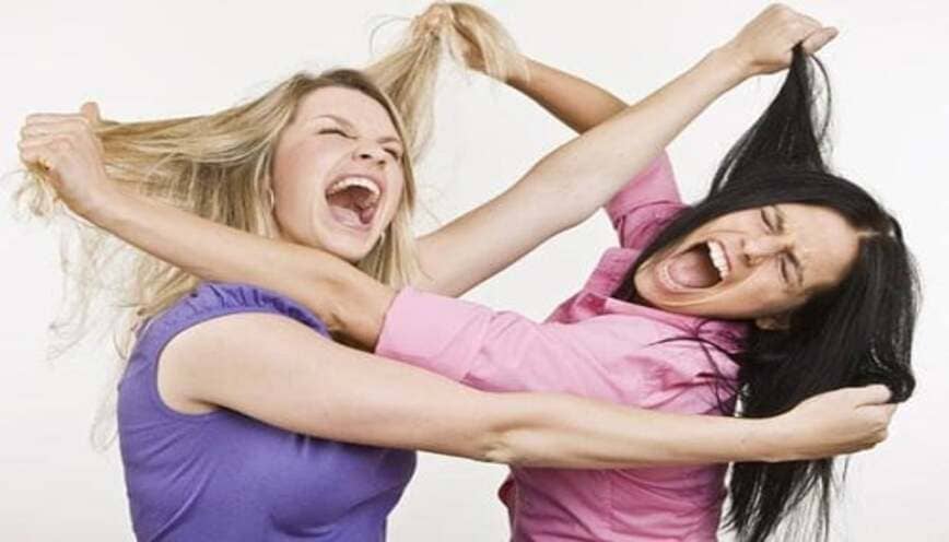 Mơ thấy đánh nhau với ai đó nhưng lại thua