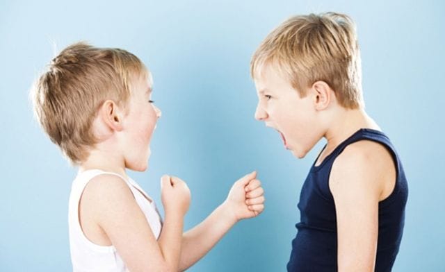 Giải mã ý nghĩa giấc mơ thấy anh em đánh nhau theo từng bối cảnh cụ thể