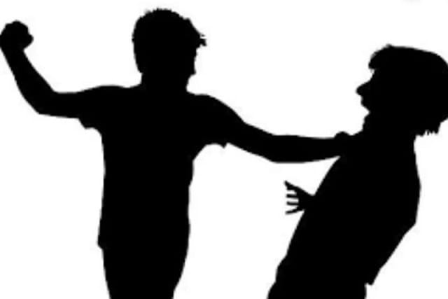 Mơ thấy người khác đánh nhau đánh con gì?