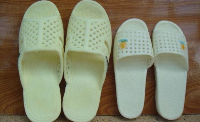 Tùy thuộc vào bối cảnh mộng thấy 2 đôi dép mà sẽ có những ý nghĩa khác nhau