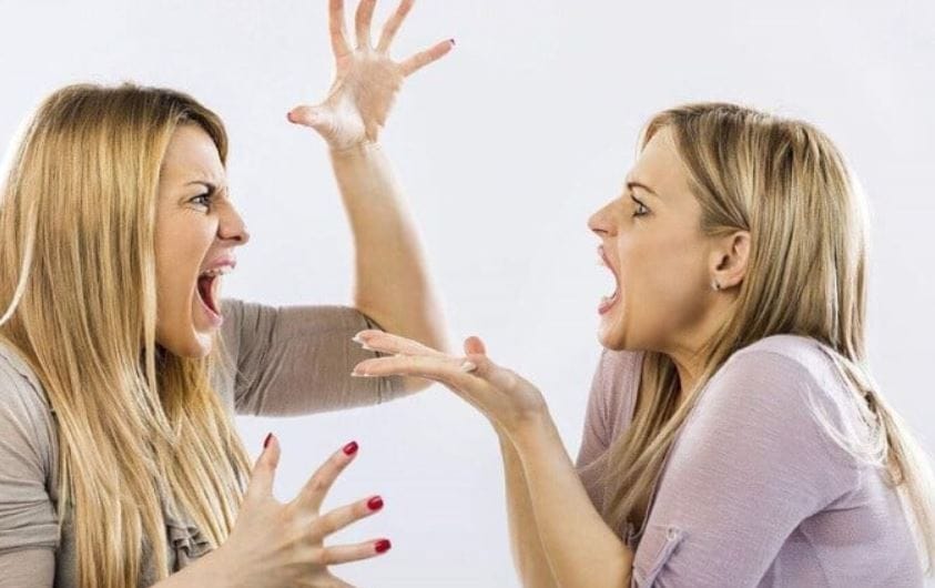 Ý nghĩa giấc mơ thấy hai người phụ nữ cãi nhau
