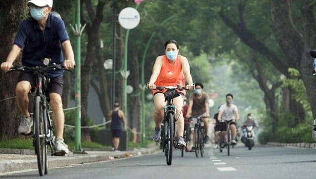 Hình ảnh bạn đua xe đạp với một nhóm bạn trong giấc mơ phản ánh sự cạnh tranh với nhau