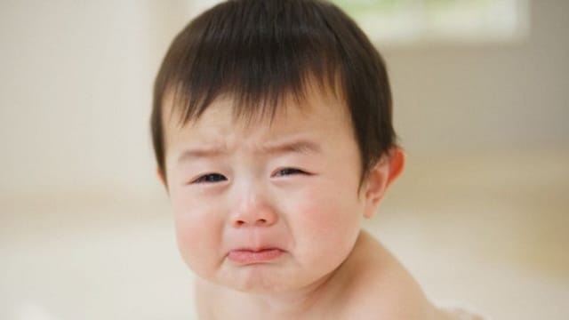 Hình ảnh bé trai đang khóc trong mơ cho thấy bạn có thể đang gặp áp lực 