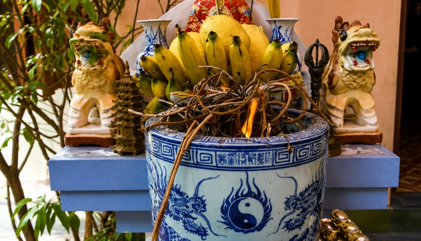 Lửa lan sang vật phẩm thờ cúng