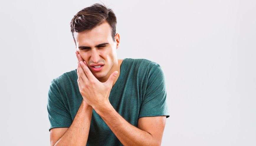 Cắn vào lưỡi trong khoảng thời gian buổi chiều muộn
