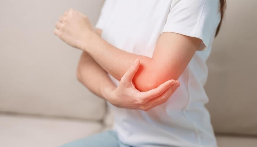 Vì sao cơ bắp tay trái tự nhiên co giật?