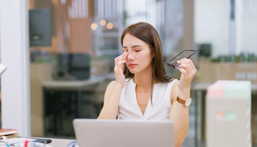 Giải đáp: Giật mắt phải nữ mang ý nghĩa gì?