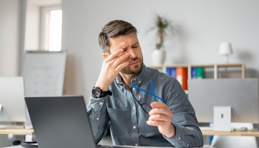 Góc nhìn sức khỏe thực tế khi mắt phải nam giật