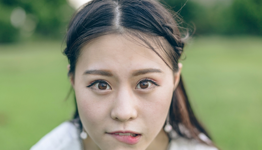 Môi dưới giật vào buổi sáng