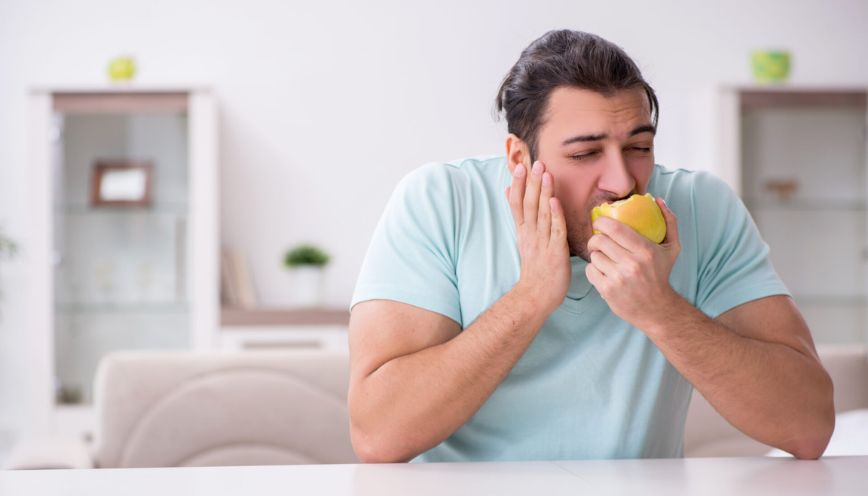 Chẳng may cắn vào má trong khi đang ăn