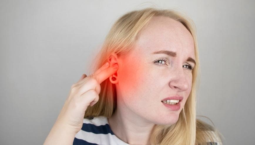 Giải mã 8 trường hợp tự nhiên bị ù tai phải điềm gì