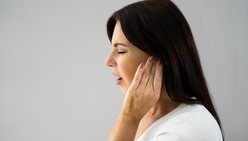 Lý giải ù tai trái điềm gì?