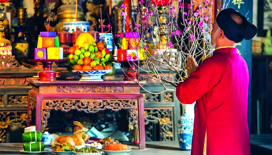 Văn khấn mùng 2 tết đầy đủ cho gia tiên và thần linh